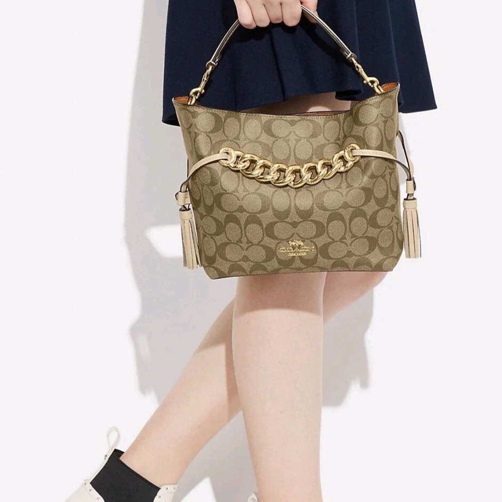 SOLD 🎈Coach Tan and Gold Chain Shoulder Bag
